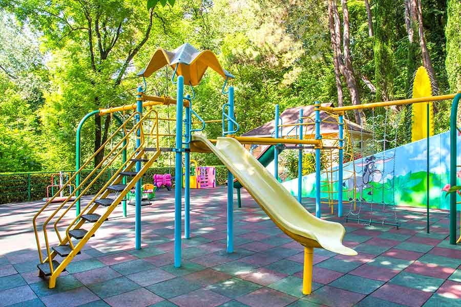 Детский игровой комплекс в парке санатория «Мыс Видный» в Сочи