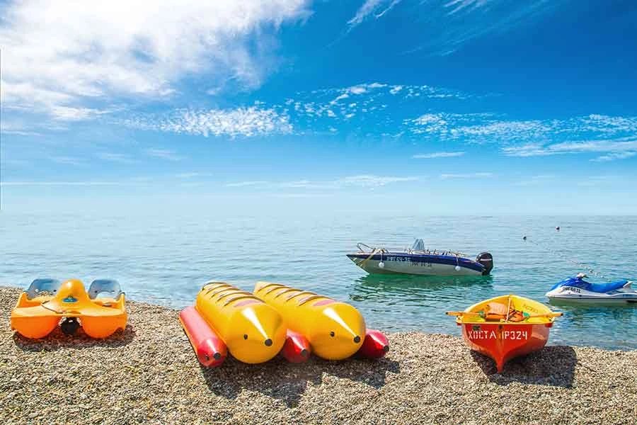 Катамараны и лодки на пляже «Мыса Видного» — фото 5