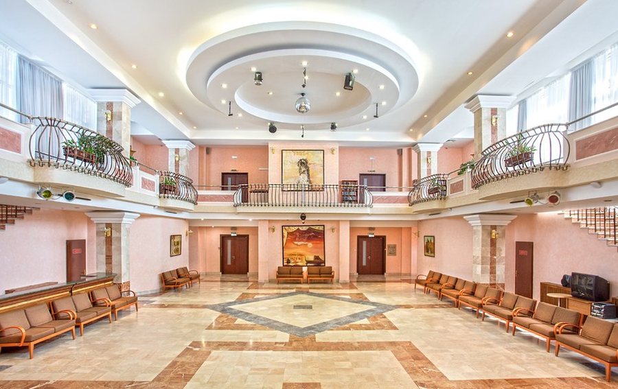Мраморный зал корпуса «Салют» с высоты балкона — фото 12